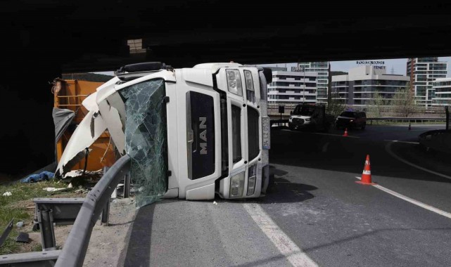 Hızını alamayan kamyon bariyerlere çarparak yan yattı:1 yaralı