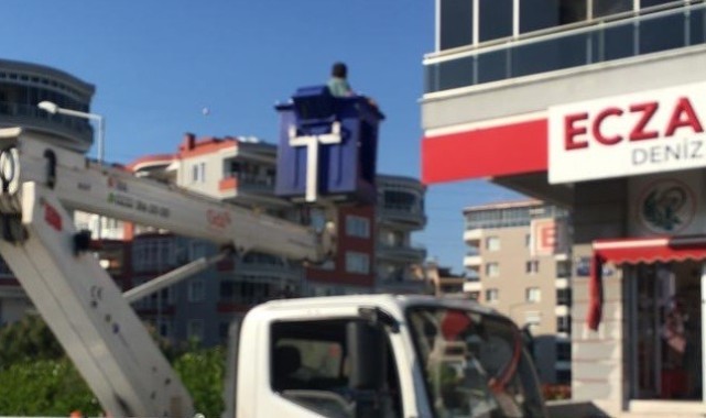 İzmir’de korkutan yangın: Dakikalarca balkonda mahsur kaldı   