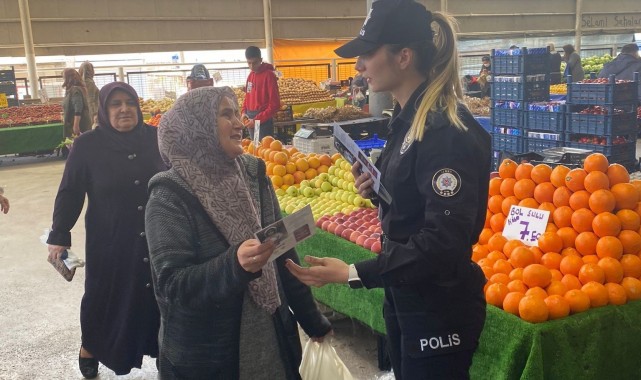 İzmir polisi pazar yerinde vatandaşları bilgilendirdi