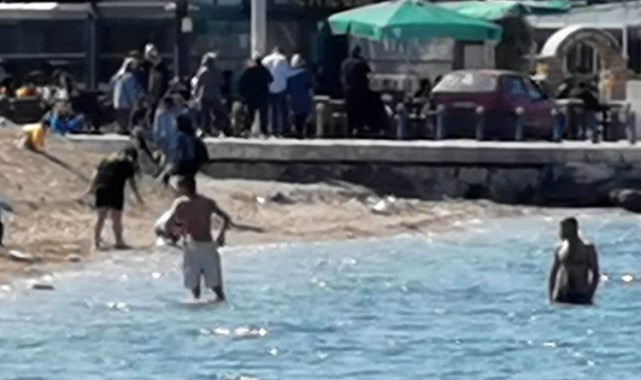İzmir'de sıcak havayı fırsat bilenler denize girdi