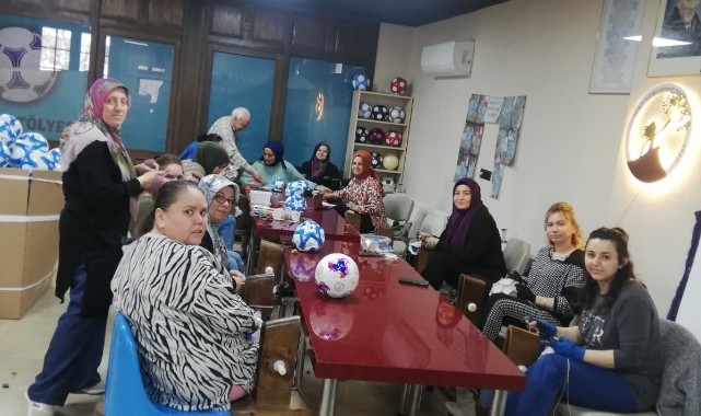 Kula’da El İle Futbol Topu Dikim Atölyesi Kadınlara İstihdam Sağlıyor