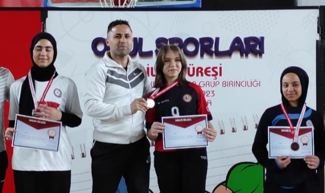 Turgutlulu Sevinç Nur, bilek güreşinde bölge birincisi