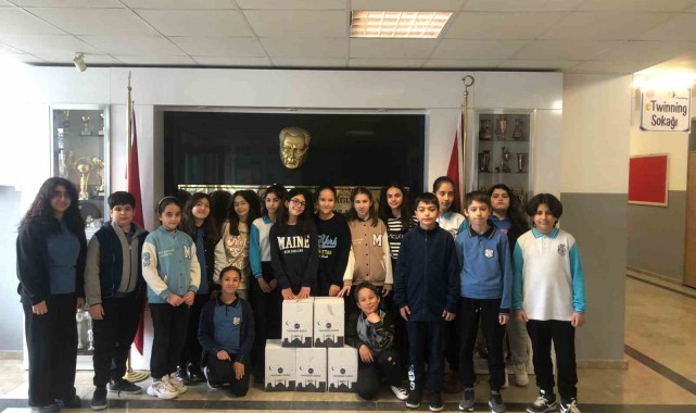 Okulda ürettikleri bileklikleri satarak depremzedelere yardımda bulundular