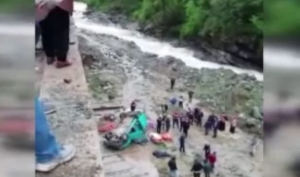 Rize’de araç dereye uçtu: 4 ölü, 1 ağır yaralı 