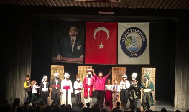 Salihli Belediyesi çocukları ara tatilde Hacivat-Karagöz ile buluşturdu