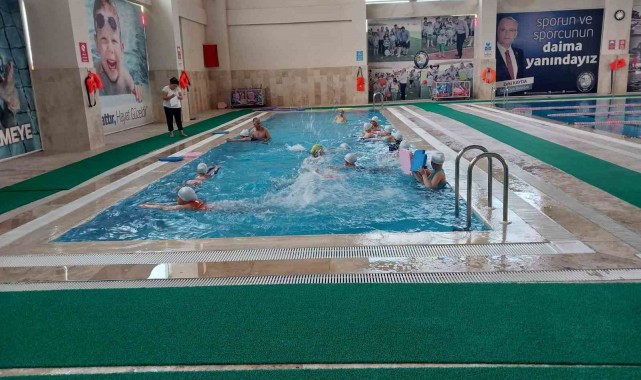 Salihli'de depremzede çocukların havuz keyfi