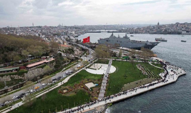 TCG Anadolu gemisini görmek isteyen vatandaşlar 2 km kuyruk oluşturdu