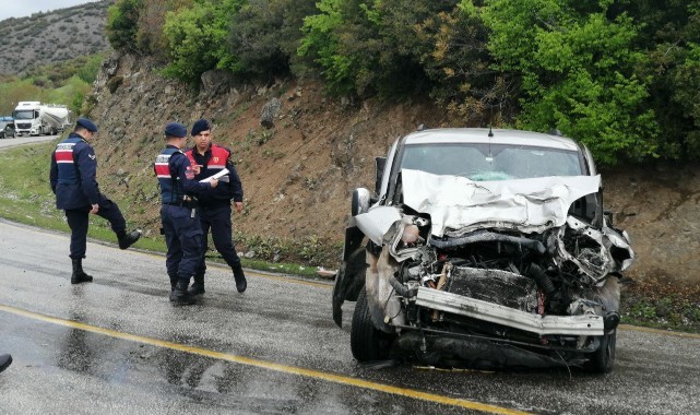 Tokat'ta hafif ticari araçla kamyon çarpıştı: 7 yaralı