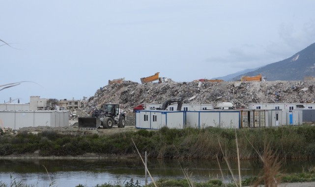 Türkiye'nin en uzun kumsalına ve kuş cennetine ev sahipliği yapan Samandağ'a binaların molozları dökülüyor
