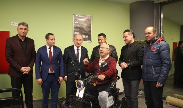 Vali Karadeniz, engelli depremzedeye akülü araç hediye etti