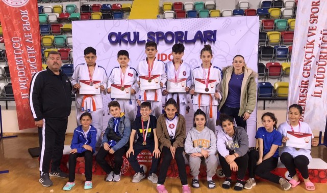 Yunusemre'nin küçüklerinden 10 madalya