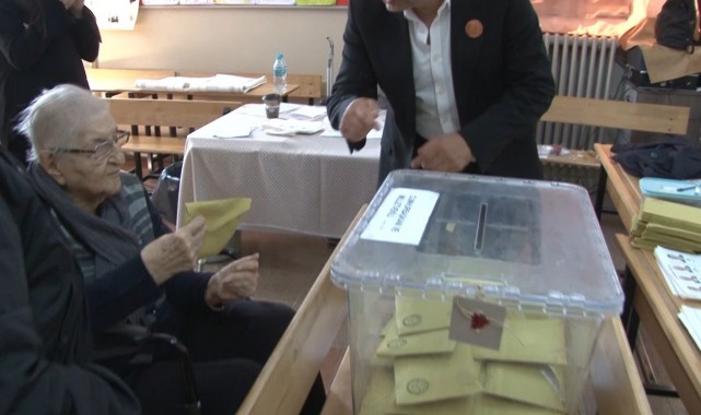 100 yaşında sandık başına gitti