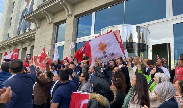 AK Parti'de seçim kutlaması başladı