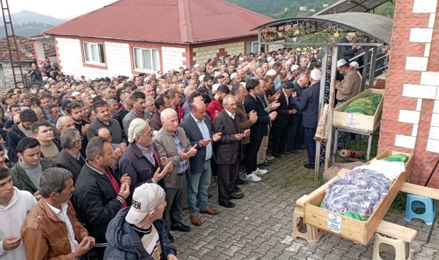 Alkollü sürücünün sebep olduğu trafik kazasında hayatını kaybeden 4 kişi toprağa verildi.