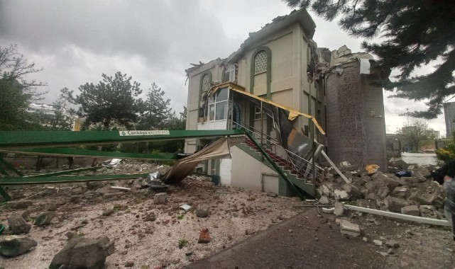 Ankara’da etkili olan fırtınada 2 caminin minaresi yıkıldı   