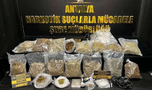 Antalya'da 8,5 kilogram esrar, 20 gram kokain maddesi ele geçirildi