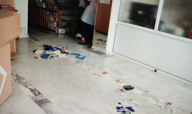 Aparttan çıkmayan kiracısının kapısına kimyasal sıvı döktü, 5 kişi hastanelik oldu 