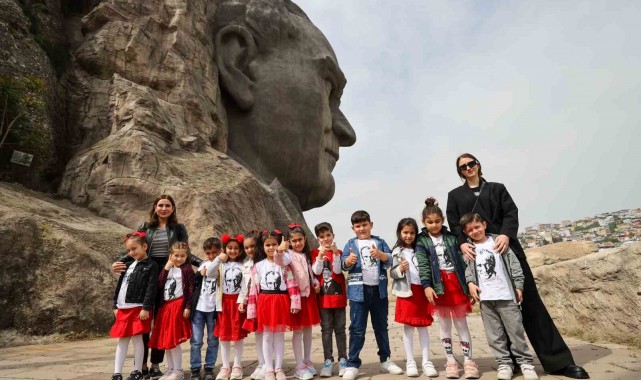 Atatürk fotoğrafları sergisinin minik ziyaretçileri