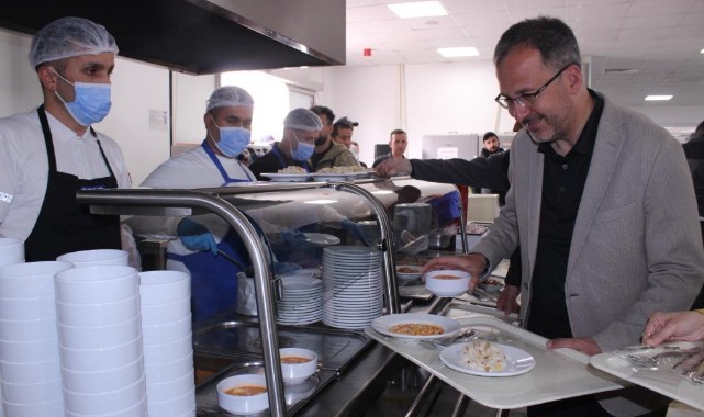  Bakan Kasapoğlu, BMC işçileri ile yemek yedi   
