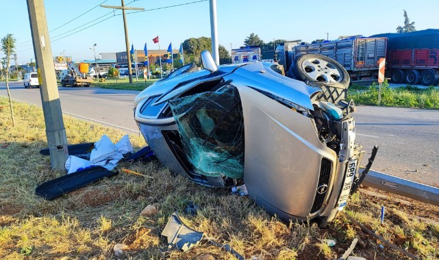 Bandırma'da otomobil elektrik direğine çarptı: 3 yaralı  