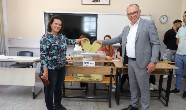 Başkan Akın oyunu eşiyle birlikte kullandı