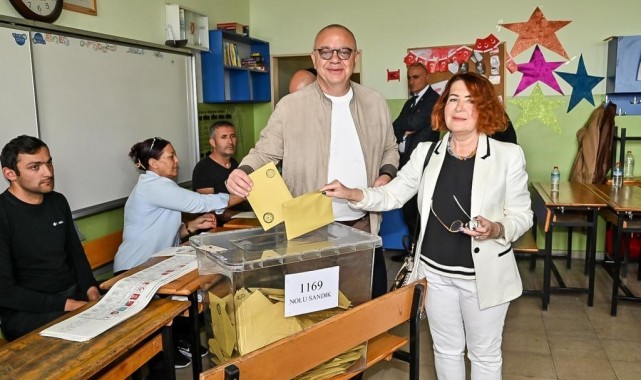 Başkan Ergün, oyunu ailesiyle birlikte kullandı
