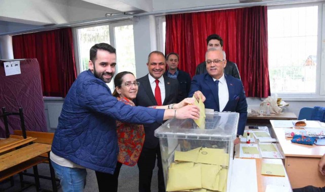Başkan Kayda, eşi ve oğluyla birlikte oy kullandı