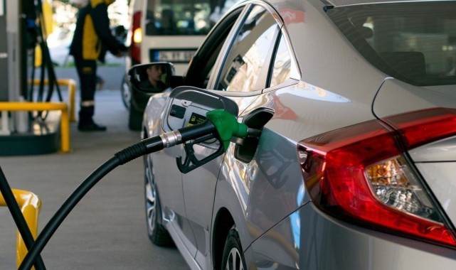 Benzine beklenen zam geldi 