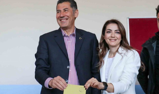 Cumhurbaşkanı adayı Oğan Ankara'da oyunu kullandı