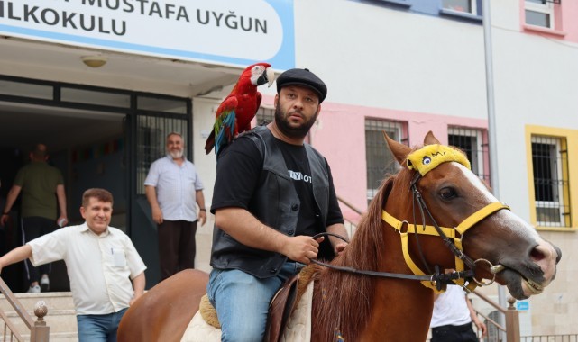 Bir seçmen, papağanı ve atıyla oy kullanmaya geldi