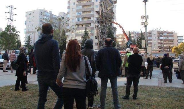 Depremde 11 kişiye mezar olan bina için belediye görevlilerine dava