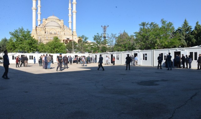 Depremin merkez üssü Kahramanmaraş'ta vatandaşlar oy kullanmaya başladı