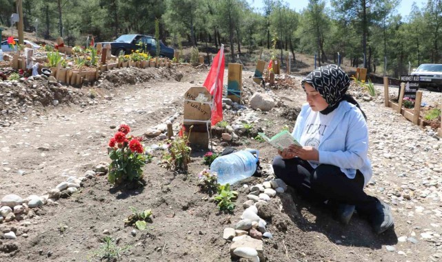 Depremin merkez üssündeki mezarlıkta buruk Anneler Günü
