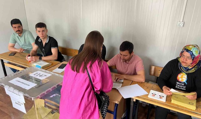 Depremin merkezi Kahramanmaraş'ta oy kullanma işlemi başladı