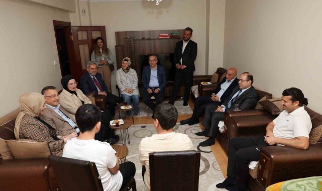 Depremzede Aleyna yürümeye başladı, Oktay çiftini ayakta karşıladı