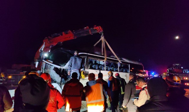 Devrilen öğrenci dolu otobüste bilanço ağır oldu   