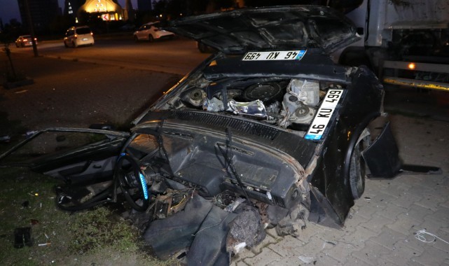 Direğe çarpan otomobil ikiye bölündü, sürücüsü hayatını kaybetti