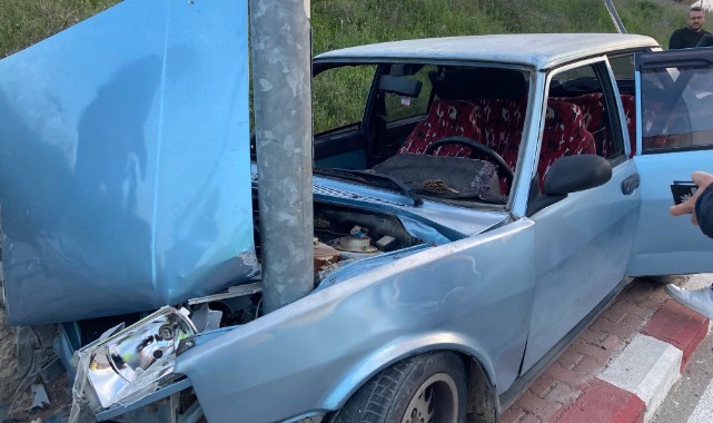Direğe çarpıp hurdaya dönen otomobilden burunları bile kanamadan çıktılar 