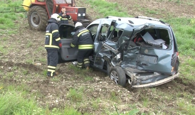 Edirne'de kamyonet otomobile çarptı: 2 yaralı