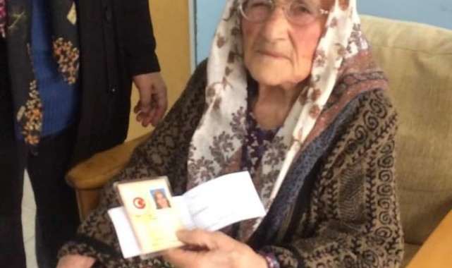 Elindeki bastonla oy kullanmaya gitti