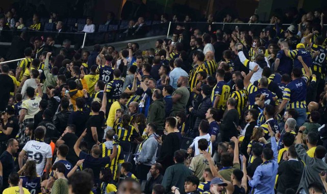 Fenerbahçe tribünlerinde 'yönetim istifa' sesleri
