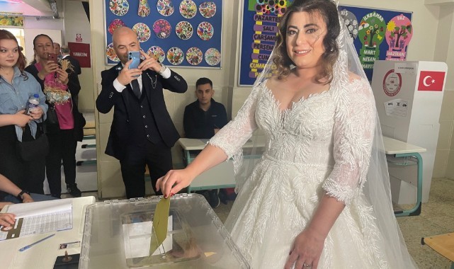Gelinliğiyle oy kullanmaya gitti   
