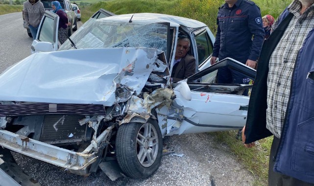 Gönen'de otomobil ile kamyon kafa kafaya çarpıştı: 3 yaralı 