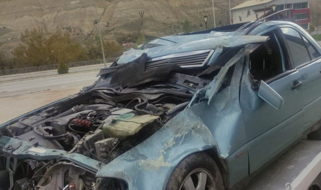 Gürün’de otomobil takla attı: 3 yaralı 