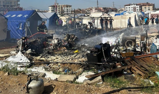 Hatay'da çıkan yangında bazı çadırlar kullanılamaz hale geldi 