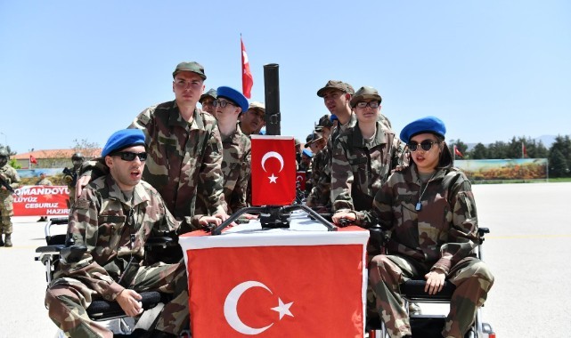 Isparta’da askerlik heyecanı yaşayan özel gençler törenle yemin etti  