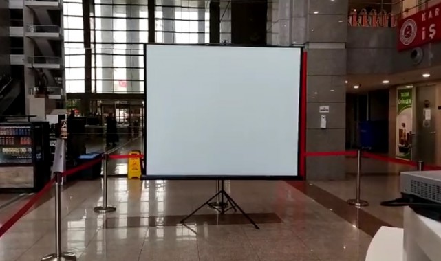 İstanbul Adliyesi'nde yer alan İl Seçim Kurulu tarafından seçim sonucu için ekran kuruldu