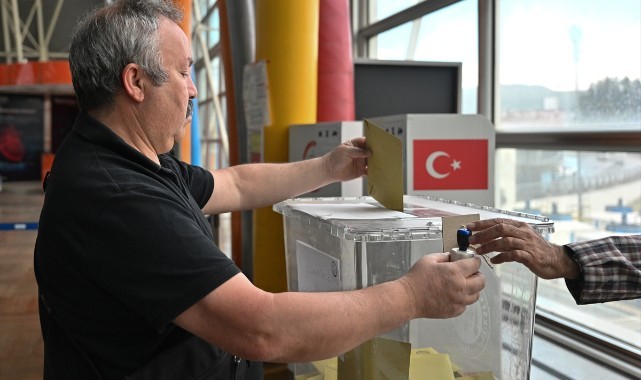 İzmir Adnan Menderes Havalimanı'nda oy verme işlemi başladı