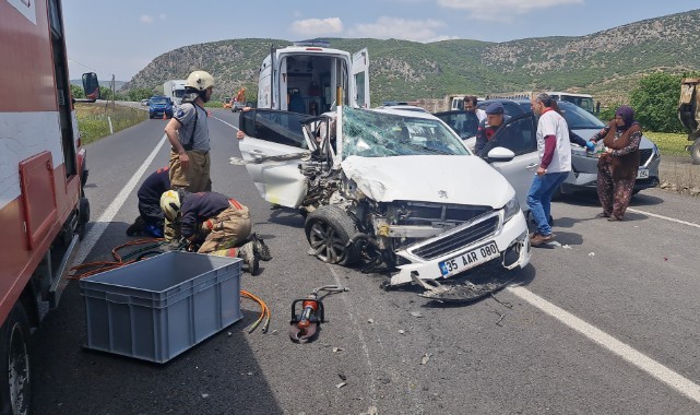 İzmir'de iki otomobil kafa kafaya çarpıştı: 6 yaralı 