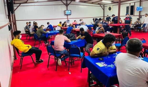 İzmir'de kumar oynarken yakalanan 118 kişiye para cezası kesildi